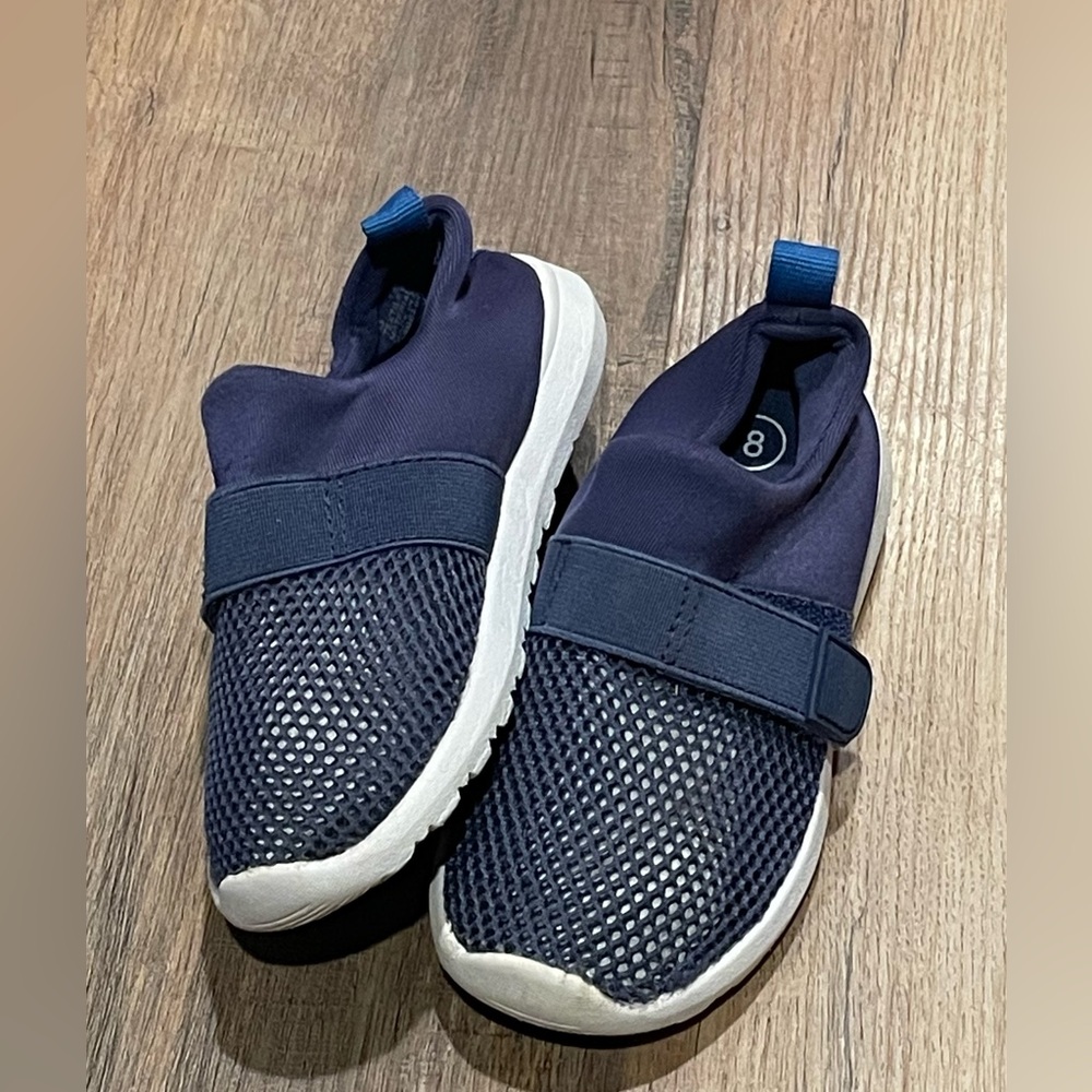 Toddler Cat & Jack water shoes size 8